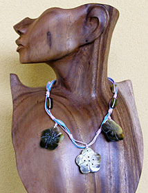 COLLARINI 3 FIORI MADREPERLA CON CORDINO