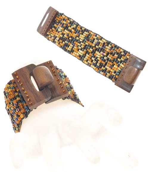 BRACCIALI ELASTICI PERLINE E FIBBIA IN LEGNO - Image 5