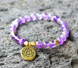 BRACCIALE ELASTICO CON PERLE IN PIETRA DURA MISURA DONNA 6 MM CON CHARM FIORE DI LOTO GOLD PLATED