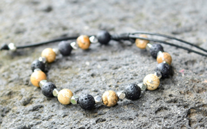 BRACCIALE UOMO CON OCCHIO DI TIGRE , LAVA E PERLINE IN METALLO SILVER PLATED 8 MM, CHIUSURA MACRAME REGOLABILE