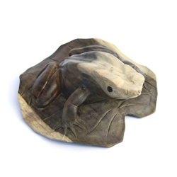 RANA SU FOGLIA DI NINFEA IN LEGNO DI HIBISCO CM 14X14X6/7 CM