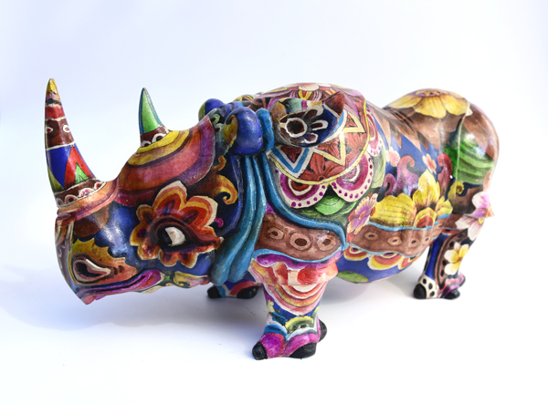 RINOCERONTE IN LEGNO SUAR (TREMBESI) DIPINTO CON COLORI PSICHEDELICI CM 40X20X14 - Image 4