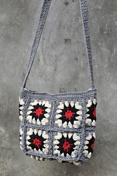 BORSA IN COTONE A TRACOLLA CON CERNIERA E FODERA REALIZZATA AD UNCINETTO CM 25X30 CIRCA MULTI COLORE - Image 3