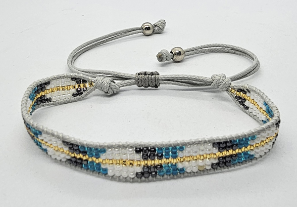 BRACCIALE CON PERLINE GIAPPONESI MATZUNO 15/0 LAVORAZIONE A TELAIO CON CORDINO COREANO, CHIUSURA A MACRAMÉ REGOLABILE (5 ROW) 5 LINE BOLA - Image 7