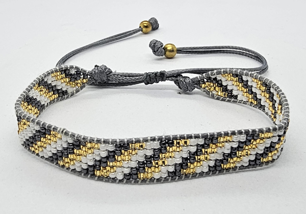 BRACCIALE CON PERLINE GIAPPONESI MATZUNO 15/0 LAVORAZIONE A TELAIO CON CORDINO COREANO, CHIUSURA A MACRAMÉ REGOLABILE (7 ROW) 9 LINEE - Image 2