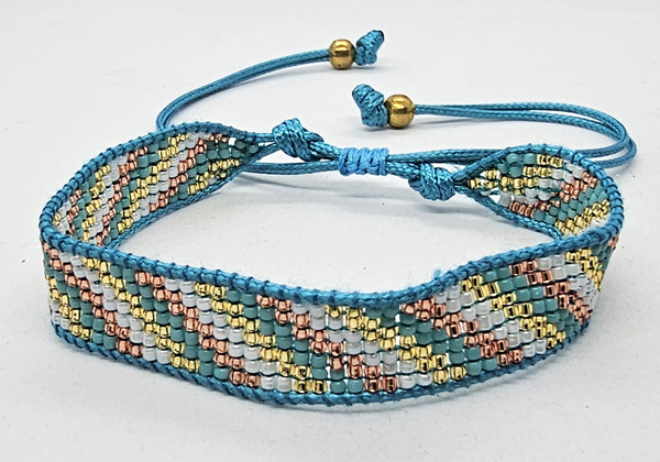 BRACCIALE CON PERLINE GIAPPONESI MATZUNO 15/0 LAVORAZIONE A TELAIO CON CORDINO COREANO, CHIUSURA A MACRAMÉ REGOLABILE (7 ROW) 9 LINEE - Image 6