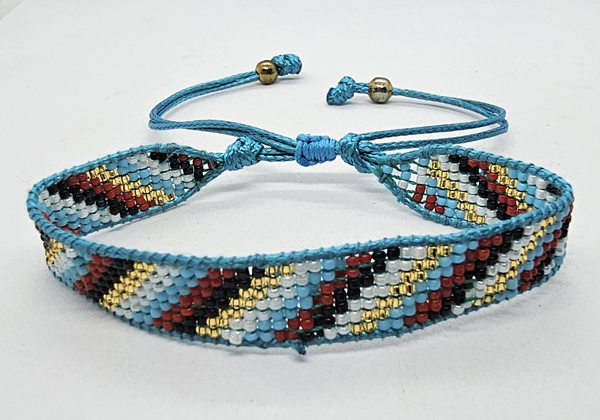 BRACCIALE CON PERLINE GIAPPONESI MATZUNO 15/0 LAVORAZIONE A TELAIO CON CORDINO COREANO, CHIUSURA A MACRAMÉ REGOLABILE (7 ROW) 9 LINEE - Image 9