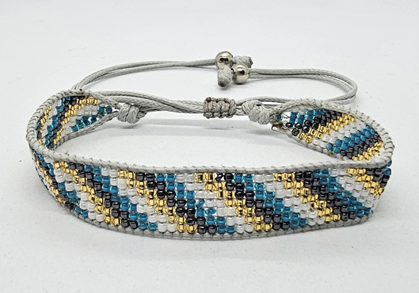 BRACCIALE CON PERLINE GIAPPONESI MATZUNO 15/0 LAVORAZIONE A TELAIO CON CORDINO COREANO, CHIUSURA A MACRAMÉ REGOLABILE (7 ROW) 9 LINEE - Image 11