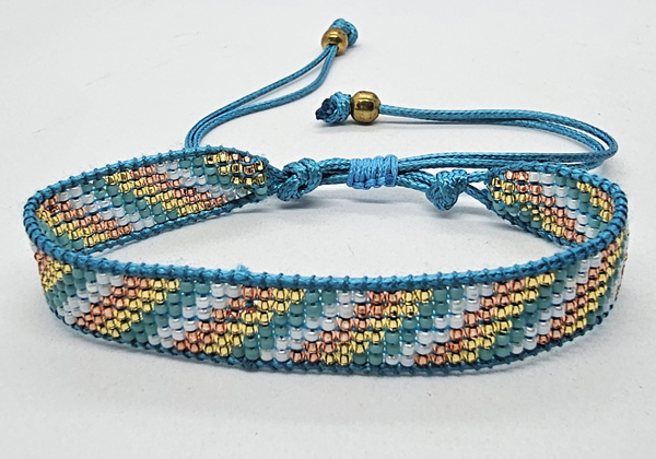 BRACCIALE CON PERLINE GIAPPONESI MATZUNO 15/0 LAVORAZIONE A TELAIO CON CORDINO COREANO, CHIUSURA A MACRAMÉ REGOLABILE (7 ROW) 9 LINEE - Image 12